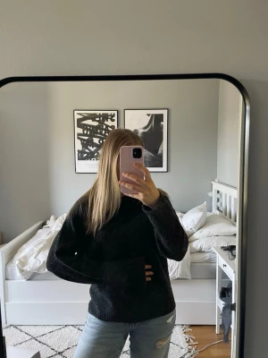 Mörkgrå stickad tröja Vero Moda - Mysig mörkgrå stickad tröja från Vero Moda med hög hals och lång ärm. Jätte gosig och är perfekt för kyliga dagar. Passar till allt 🤍
