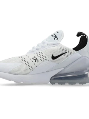 Nike Air Max 270 vita sneakers - Nike Air Max 270 sneakers i vitt med svart Swoosh och detaljer. Ovandel i mesh för bra ventilation och stor synlig Air-enhet i hälen för extra komfort. Snygg och sportig design med logga på plösen och sidan.