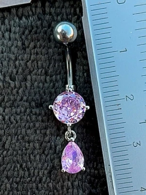 NY oanvänd Navelpiercing med hänge | Kirurgiskt stål | Rosa stenar  - 💕30% Bundle-rabatt vid köp av minst 2 artiklar. ⭐️NY oanvänd piercing i kirurgiskt stål; rostfritt och säkert för läkta piercingar.                               📏MÅTT ⭕️Stavens längd: 10mm ⭕️Stavens tjocklek: 1,6mm ⭕️Smyckets totala längd: 30mm                                                                         🤍Färger: Silver och rosa                                                            💌Skickas spårbart via Plick SafePay.