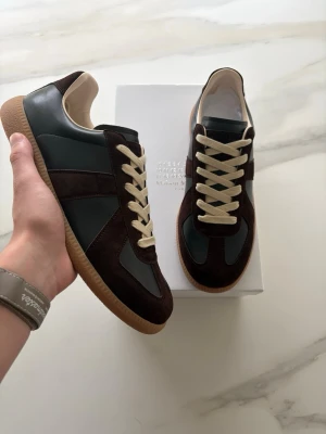 Maison Margiela Gats - Sällsynta bruna maison margiela gats i storlek 43. Helt nya allt og medföljer autentiserings bevis erbjuds vid förfrågan! Kom med prisförslag och frågor! 😊