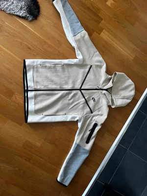 Nike tech beige/grå - Fick denna i födelsedagspresent förra året men använder ej den längre. Den är i princip i nytt skick då den används fåtal gånger. Den är storlek S 