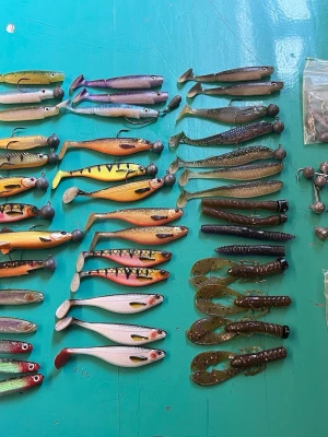 Fiskedrag och jiggar i plastlåda - Säljer ett stort set med fiskedrag och jiggar i olika färger och former, inklusive shadjiggar, kräftimitationer och jigghuvuden. Allt levereras i en smidig fiskeväska. Perfekt för dig som gillar fiske och vill ha många alternativ.