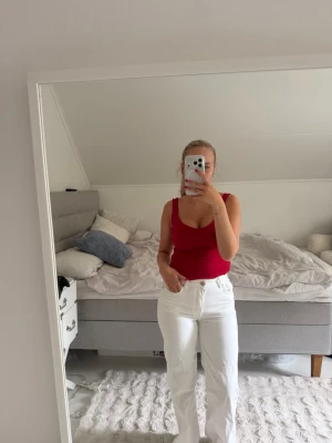 Vita raka jeans från H&M - Säljer ett par vita jeans från H&M i storlek 34. Jeansen har rak passform och hög midja, perfekta till både sneakers och boots. Klassisk femficksmodell och tillverkade i ett mjukt bomullsmaterial. Snygga att styla med crop tops eller hoodies.