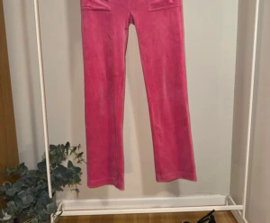 Juicy couture byxor i rosa sammet  - Några små brännmärken på vänster låret annars okej 