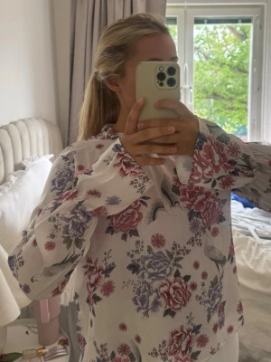 blus från stradivarius  - söt blommig blus från stradivarius 🤩