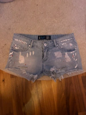Lågmidjade vintage shorts  - Passar en som har strl 34-36 i vanliga fall i jeans! Använd fåtal gånger och skriv om ni vill ha mer info så kan jag mäta🤗
