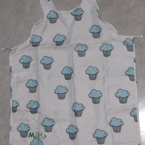 Nytt Förkläde Blå Cupcakes Muffins Apron - Nytt vitt förkläde blå cupcakes.  Har även ett till liknande fast rosa cupcakes.