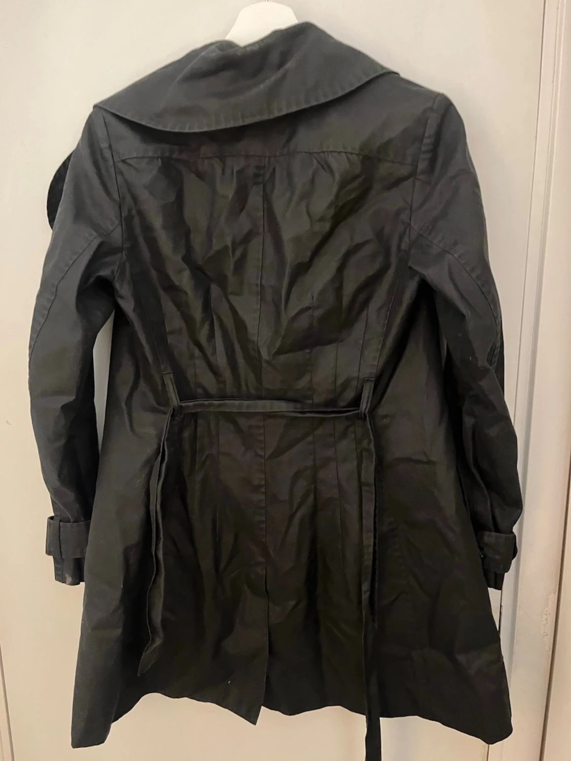 Svart trenchcoat med bälte - 1