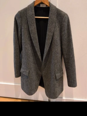 Grå tweedkavaj med klassisk passform - Stilren grå kavaj i tweed med klassisk passform, "old money" and "fancy" 50%wool 50%polyester, passar XS-S och M om man är inte övervikt, kemtvätt, från "MAYLA Stockholm"