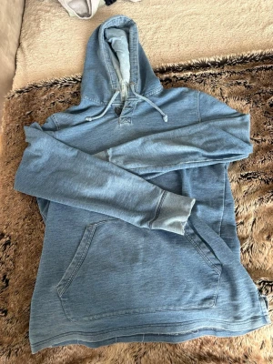 Vintage tröja - Säljer en vintage tröja från hm i &/10 sick storlek M. säljer allt jag lagt upp nyligen extra billigt eftersom jag vill bli av med allt.