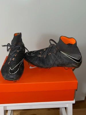 Nike Hypervenom - Storlek 44, bra skick men inte nyskick. Extremt sällsynta. Elit/Fullmodell/ACC, säljes för runt 5000kr på butiker idag.