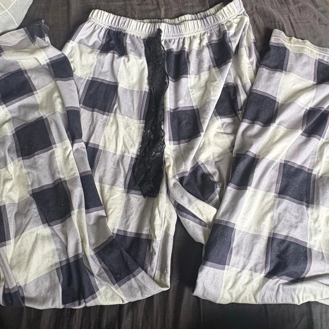 Rutiga pyjamasbyxor med spetsdetalj