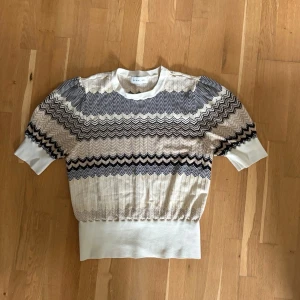 topp från by malina i missoni-liknande mönster - Säljer en snygg topp från BY MALINA med zigzag-mönster i beige, svart och vitt, väldigt likt missonis klassiska mönster. Den är tajtare vid midjan och längst ner på ärmarna så man får fin figur i den❤️stl m men skulle säga att den passar tajtare på m men bäst på s/xs. Pris kan diskuteras, skriv privat💕