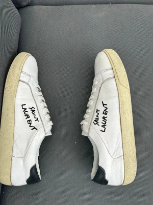 Vita Saint Laurent sneakers - Snygga vita sneakers från Saint Laurent, st 42 och har små defekter på innersulan. 