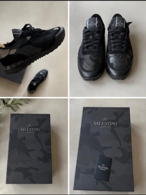 Svarta sneakers från Valentino Garavani - Snygga svarta sneakers från Valentino Garavani med diskret camomönster och detaljer i mocka och läder. Skorna har svarta snören, svart sula med nitar vid hälen och logga på plösen. Perfekta för dig som gillar exklusiv streetstyle.  Äkta från valentino men tappat bort kvitto! Hör av dig vid frågor😃