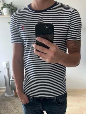 Randig t-shirt från Ralph Lauren - Säljer min randiga t-shirt från Ralph Lauren då den är för liten.