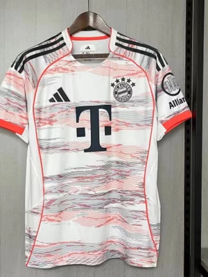 Bayern München Adidas matchtröja - Säljer en officiell Bayern München matchtröja från Adidas. Tröjan är vit med röda och gråa mönster, svarta detaljer och klubbmärke på bröstet. Korta ärmar, rund hals och logotyper från sponsorer. Perfekt för fotbollsfans!