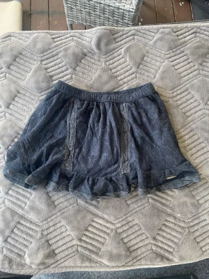  Spetskjol från Abercrombie💕💕💕 - Supersöt  kortkjol från Abercrombie & Fitch med blommigt spetsmönster och volangkant nedtill. Kjolen har bred resår i midjan och fina spetsdetaljer längs hela kjolen. Lågmidjad 💕 Supersnyggggg💕💕💕💕💕💕