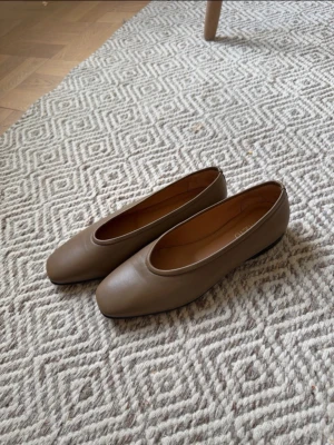 Bruna-beiga ballerinaskor från MarZio - Superfina, helt oanvända, ballerinaskor från MarZio💗 storlek 38,5 och i färgen ”Taupe”💗 Nypris 2550 kr💗 Skorna kommer med orginalkartongen💗
