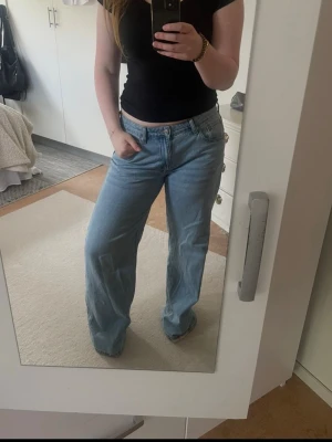 Ljusblåa vida jeans - Super snygga jeans från lager 157 som endast användts 1-2 gånger 💓 hör gärna av dig vid frågor, för referens är jag ca 1,70 cm lång. Ny pris 400 kr 😊