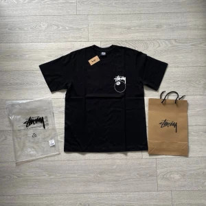 Stussy / Stüssy t-shirt - Helt ny t-shirt från Stussy med  vitt 8-ball tryck och logga på ryggen samt logga på bröstet. Klassisk passform med korta ärmar och rund hals. Tillverkad i mjuk bomull, perfekt för sommaren och dig som gillar streetwear. Priset går att diskutera! Kom gärna med frågor!😁