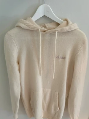 Saint barth hoodie - Säljer en biege hoodie från mc2 saint Barth i storlek (S) med en väldigt go ull blandning med bland annat Kashmir, skicket ligger på 9/10 då den är bara använd ett fåtal gånger. 