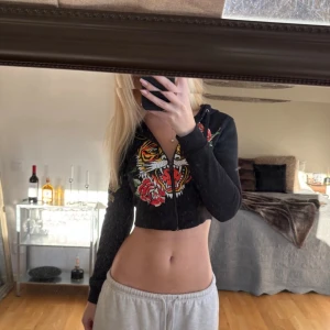 ed hardy tjocktröja 🖤 - aldrig använd utan tag !! så snygg tjocktröja från ed hardy, har i S, M & L (har S på bilderna) ok att köpa direkt, skriv för andra storlekar 🤍