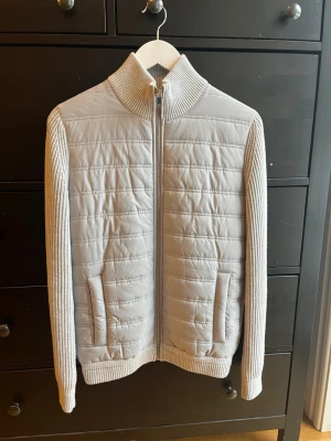 💫Reiss cardigan💫 - Hej! Säljer nu denna Reiss cardigan i en jättefin grå färg. Den är i stolork S. Nyskick, använd 2ggr. Nypris 2700kr. Hör av er vid frågor eller funderingar💫🙌