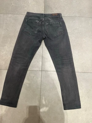 Dondup George  - Tjena, säljer nu dessa riktigt snygga Dondup George i Stl 32 . Dom är i riktigt bra skick(Dom är destroyed från fabrik, den mest populära modellen). Nypris 3000✅Vid minsta funderingar så är det bara att höra av sig//Allt gott