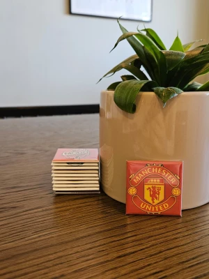 Kylskåpsmagnet Man Utd  - Available in size 50x50mm. All magnets are designed and handmade by me. I use materials that are a mix of new and second hand. I aim to send orders within 24 hours with Postnord, Bring or Early Bird. Follow me on Vinted and Insta. Insta: magnet.man  /Magnet man 🧲