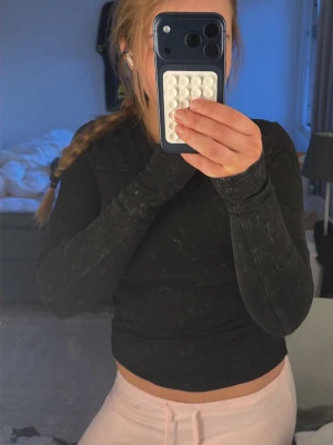 Svart långärmad cool topp  - Säljer en svart långärmad topp i mjuk bomull med en tight passform. Toppen har en enkel, stilren design utan synliga detaljer och passar perfekt till jeans eller kjol. Perfekt basplagg för garderoben!