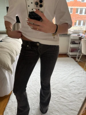 Gråa lowwaist jeans från True religion - Säljer mina super snygga gråa lowrise flare jeans i modellen ”joey” från True Religion💖 Storlek 24 i midjan, uppsprätta sömmar längst ned för att få de längre, passar alltså någon med långa ben🥰Fråga om mått, sparsamt använda därav priset, kan tänka mig sänka vid snabb affär💖