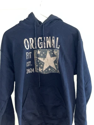 Scndi hoodie  - Jag säljer en riktigt snygg hoodie från märket scndi. Den har gått ur deras sortiment så det är en väldigt eftertraktad hoodie. Nypris är cirka 700 kr. Den är i väldigt bra skick, använd 2/3 gånger.