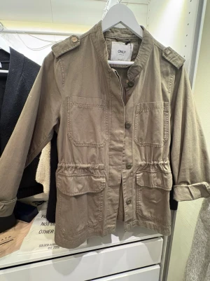 grön jacka från ONLY - Snygg grön overshirt/ jacka från only. Den har indragen midja och är as snygg till en lite roligare och unik look till vår och sommar. Säljer då jag inte använder den lika mycket längre🥹❣️skriv för bilder på eller för att diskutera pris!!!!
