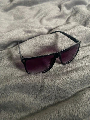 Solglasögon  - Snygga solglasögon i förgen lila! 