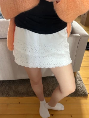 Vit kort kjol med broderade volanger - Supersöt vit kort kjol med broderade detaljer och volanger. Zaras barnavdelning storlek 164 men passar mig som har xs/s. Super skönt material. Kolla gärna mina andra annonser för paketpris!🤍
