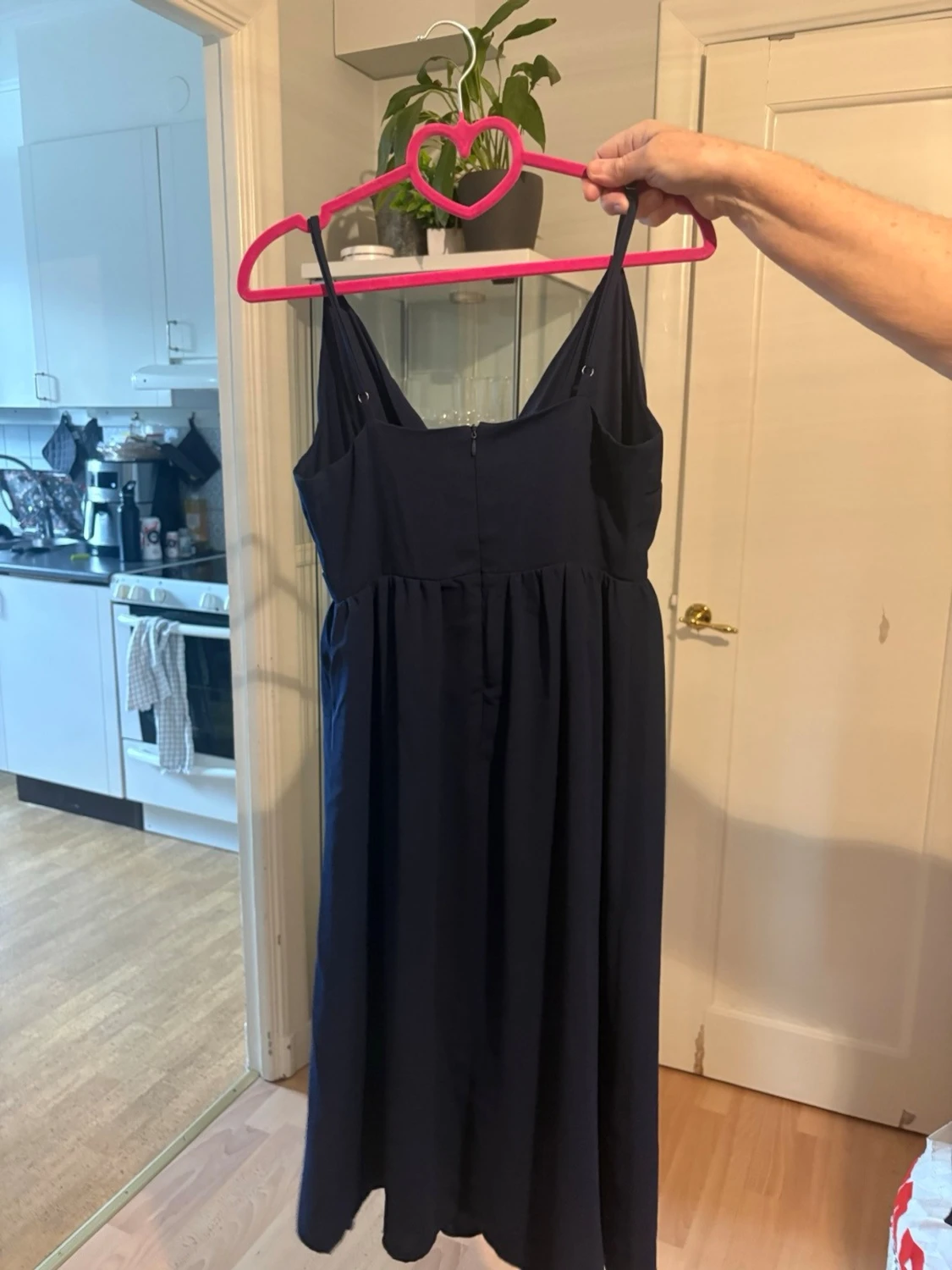 Mörkblå långklänning med smala band - 1