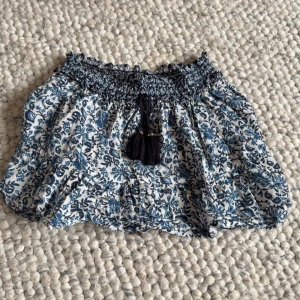 Blå mönstrad kjol  - Super fin blå mönstrad kjol ifrån Zara, den har inbyggda shorts 