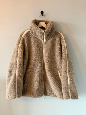 Beige/brun teddyjacka med dragkedja - Fin teddyjacka från hm i storlek M. Jackan har några fläckar som kan ses på bild 3. 