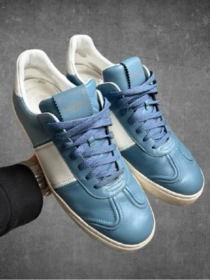 Valentino flycrew - Ett par schyssta Flycrews i riktigt bra skick. Allt OG medföljer självklart! | Storlek: 42 | Skick: 9/10 | Hör av dig vid frågor och funderingar! Tar även emot byten!!