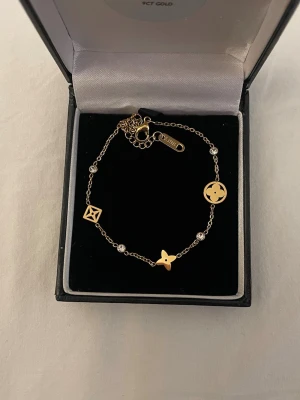 Guldpläterad armband - Rostfrittstål och guldpläterad, boxen på bilden ingår ej 🌸