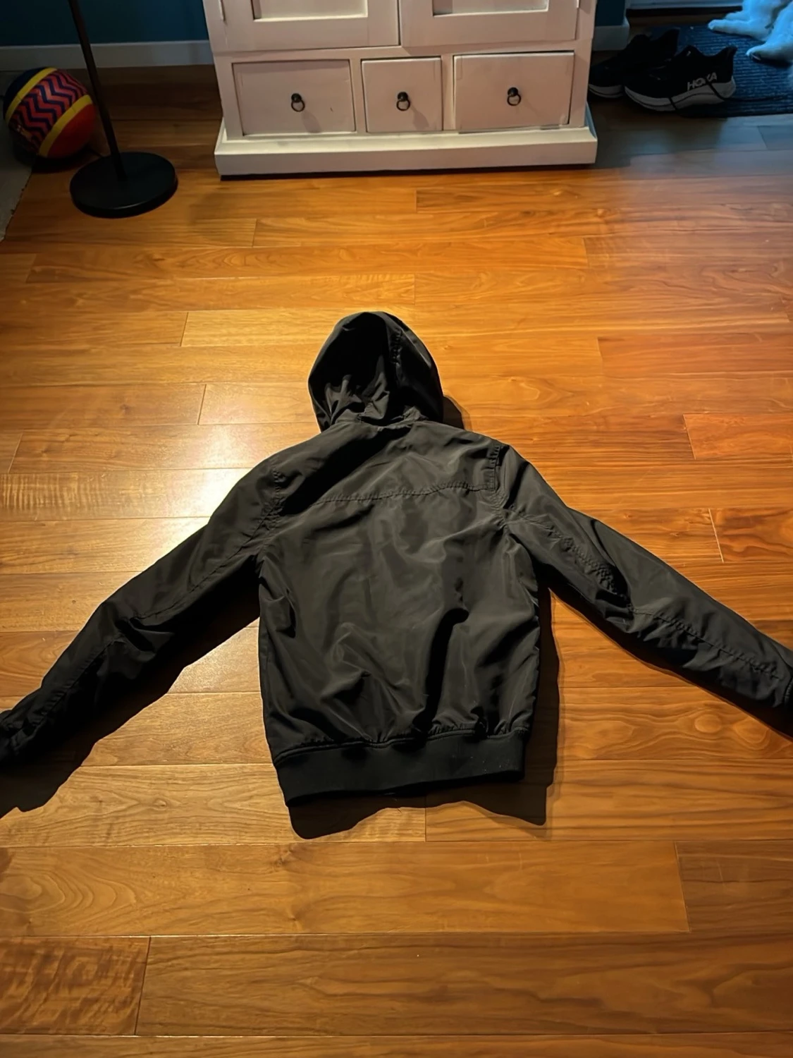 Svart vindjacka med huva