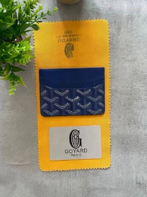 Blå Goyarddd korthållare - Snygg blå korthållare från Goyardd med det klassiska vita mönstret och loggan framtill. Tillverkad i canvas och läder, perfekt för kort och ID. Kommer med originalförpackning och tygpåse.