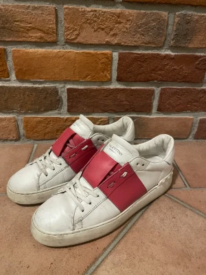 Valentino Garavani Open - Snygga sneakers från Valentino Garavani (äkta) med vit bas och bred röd panel över snörningen. Priser kan diskuteras vid snabb affär. 