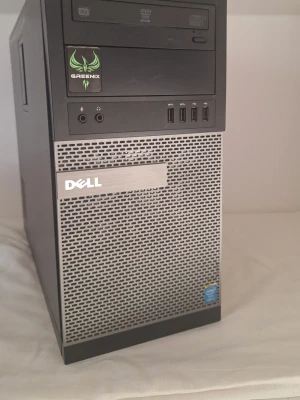 Gamingdator i5, GTX 670, 16GB RAM - Säljer en kompakt dator för gaming, studier och vardagligt bruk. Gott skick, fungerar som den ska och tar lite plats. Specifikationer: Intel i5-4460 GTX 670 (Zotac) 16 GB RAM 240 GB SSD + 750 GB HDD Windows 10 (aktiverat) Prestanda: Klarar Minecraft och Roblox på höga inställningar samt LoL, CS:GO, Fortnite och Valorant på låga–medium. Fungerar även bra för surf, skolarbete och streaming