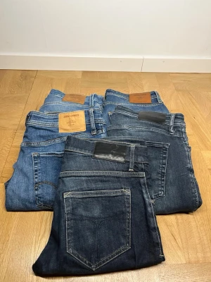 Jeans paket - Vill du uppgradera garderoben eller börja tjäna pengar på återförsäljning? 👖✨ Nu har du chansen! Jeans i eftertraktade storlekar W30-34 L30–34, alla i mycket fint skick. Endast 100kr per par – först till kvarn!