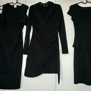 3 - Svarta klänningar i storlek 36-34 s/xs - Svarta klänningar .  Perfekt för dig som gillar klassisk och enkel stil. Bara 250 för alla 3 tsm.  Från zara, boohoo
