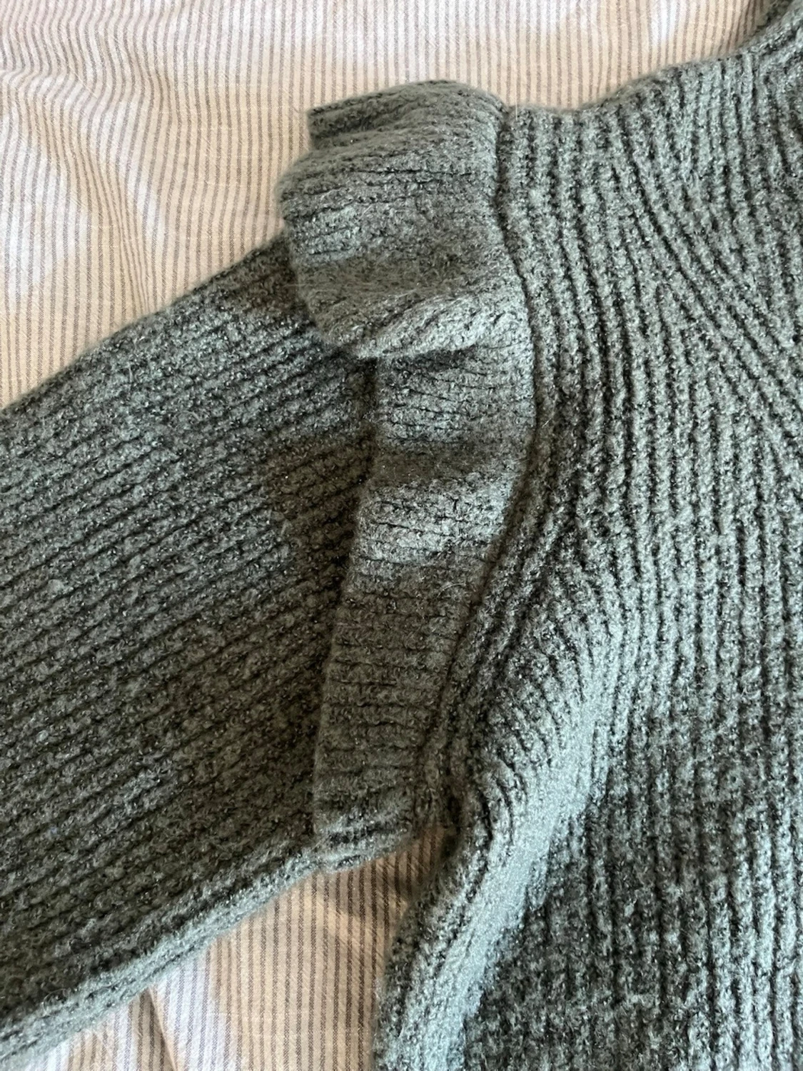 Grön stickad tröja med volanger Vila - 4