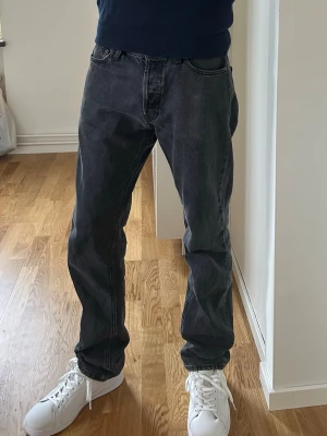 Jeans från Jack & Jones - Säljer dessa Jack & Jones Chris jeans med rak passform i färgen svart. Jeansen har klassisk design med fem fickor och knappgylf. Ordinarie pris: 599 kr. Har använts ungefär 10 gånger.