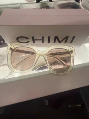 Chimis 08 - Säljer mina oanvända chimis i modellen 08 och färgen yellow! Köpta förra året men tyckte inte att modellen passade mig så de är inte använda❤️